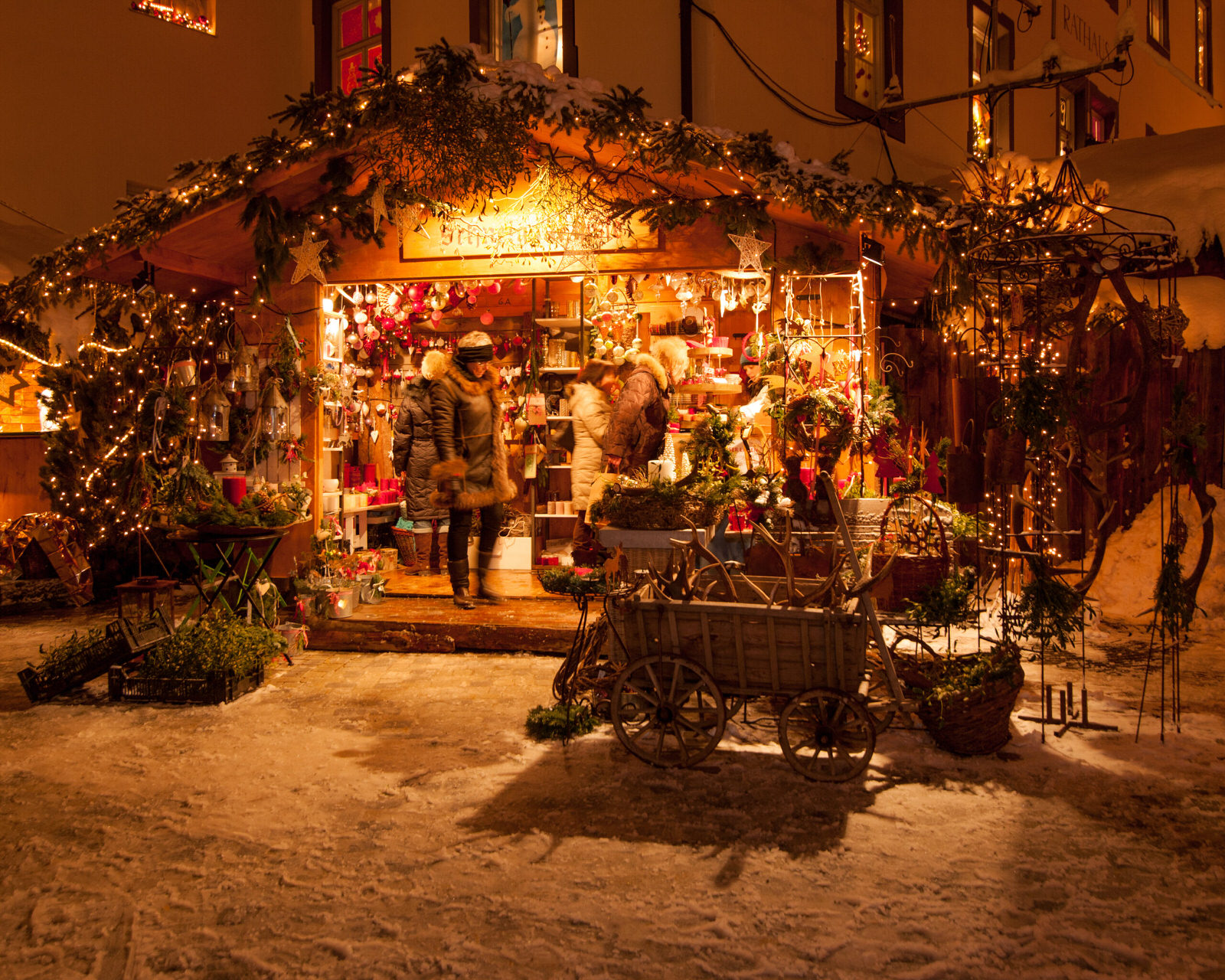Beim Erlebnis-Weihnachtsmarkt Bad Hindelang besuchst du sozusagen ein Weihnachts-Festival.