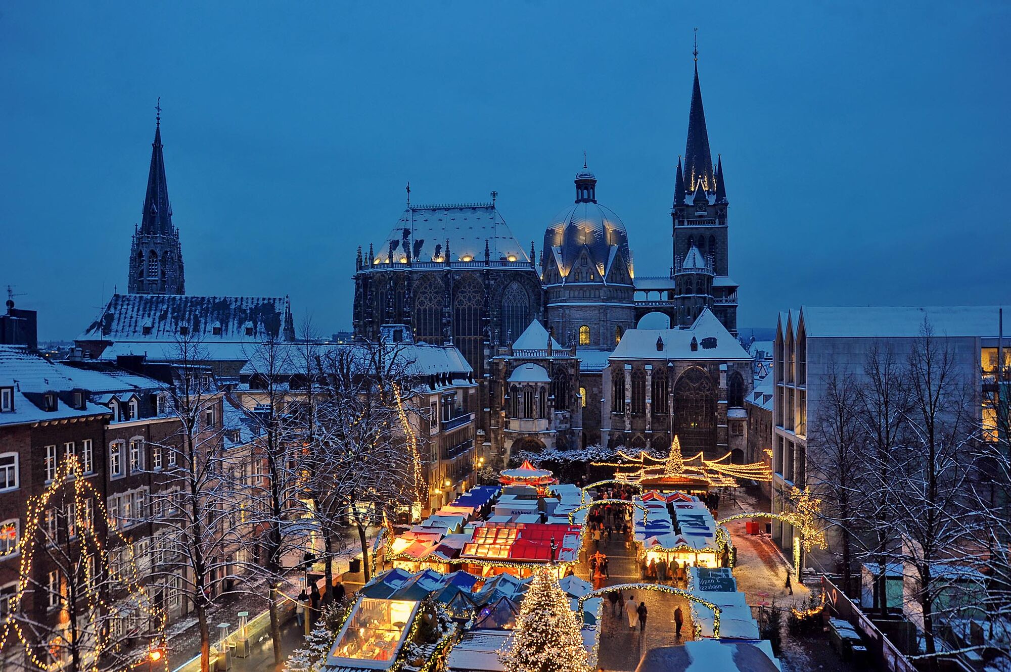 Auf dem Aachener Weihnachtsmarkt kannst du die berühmten Aachener Printen probieren.