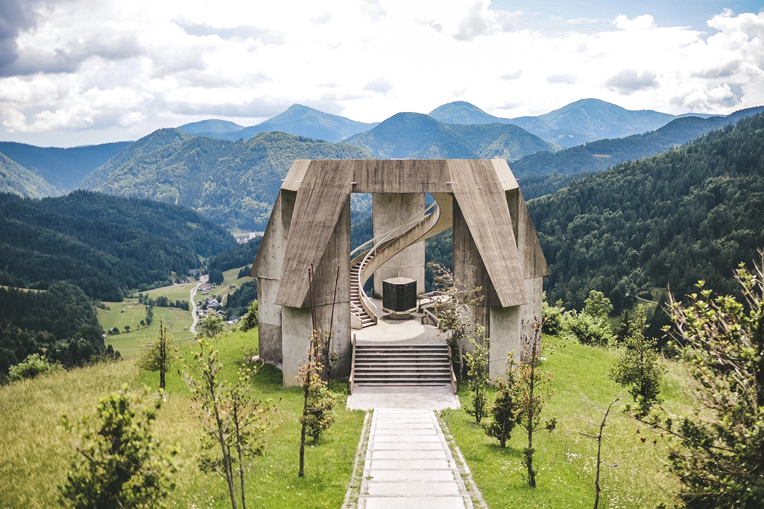 Dražgoše Spomenik - Sehenswürdigkeiten Slowenien