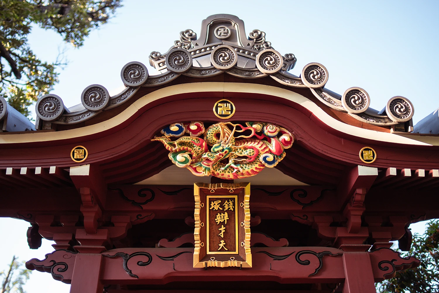 Dieser buddhistische Tempel ist mit dem Glückssymbol Swastika verziert. My Travel Island; Japan
