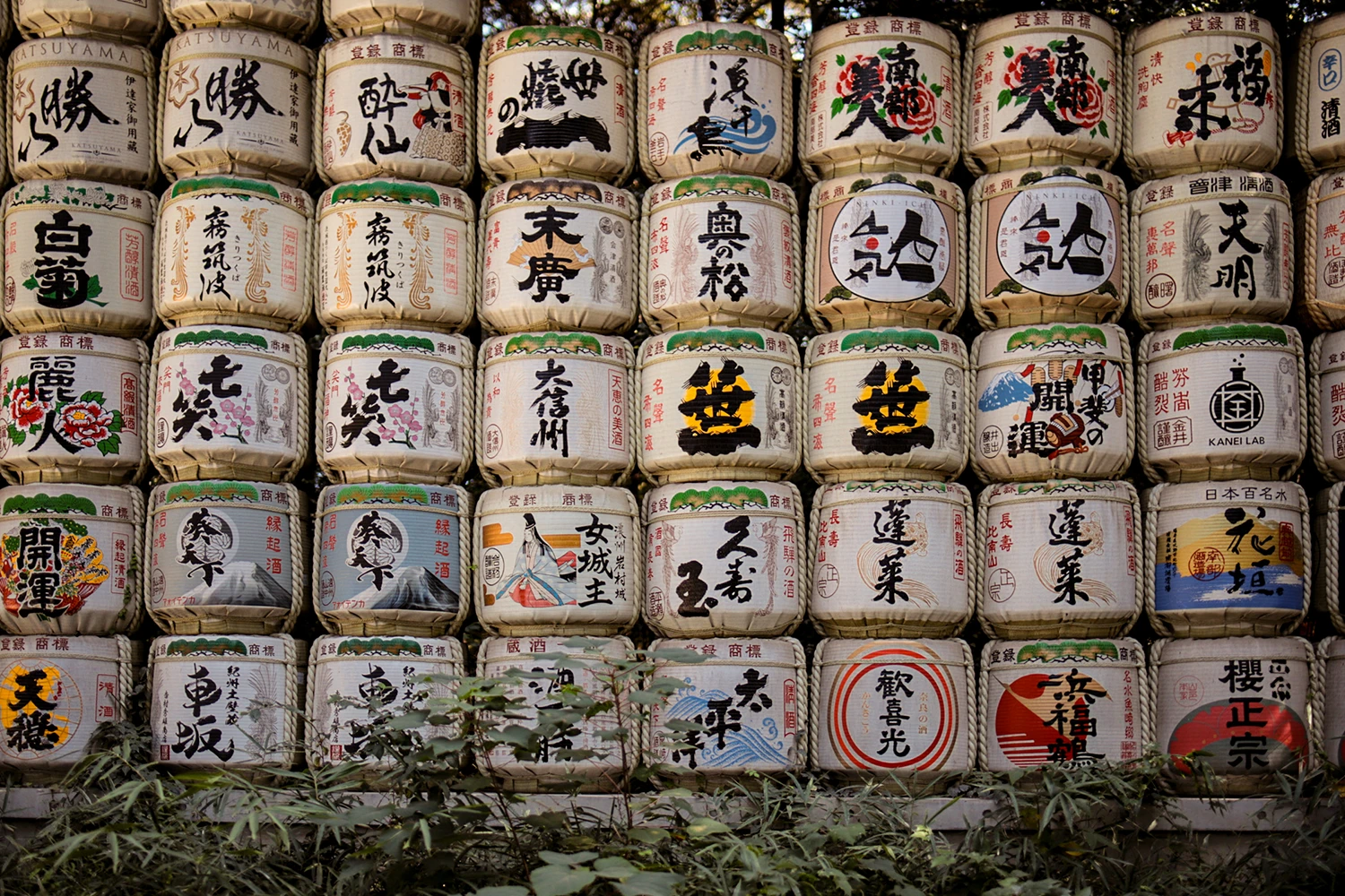 Gestapelte Sake-Fässer in der Nähe von Shintō-Schreinen; Japan; My Travel Island
