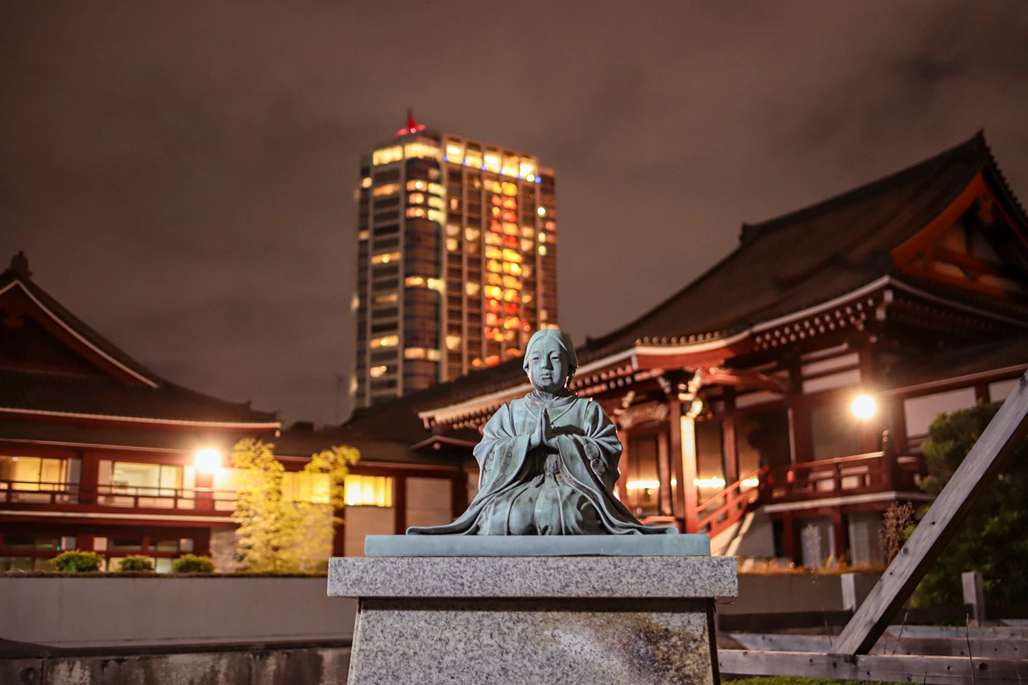 Japan - Zojo-ji Tempel - My Travel Island; Bei einem abendlichen Besuch am Zōjō-ji Tempel kannst du alles ganz menschenleer erkunden.