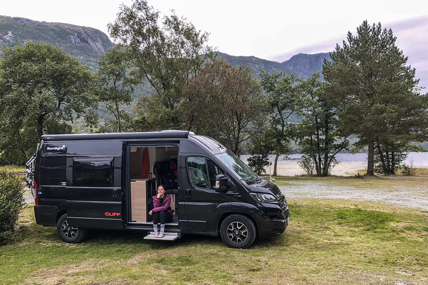 Auf einem Campingplatz mitten im Grünen - natürlich mit Seeblick vom Camper