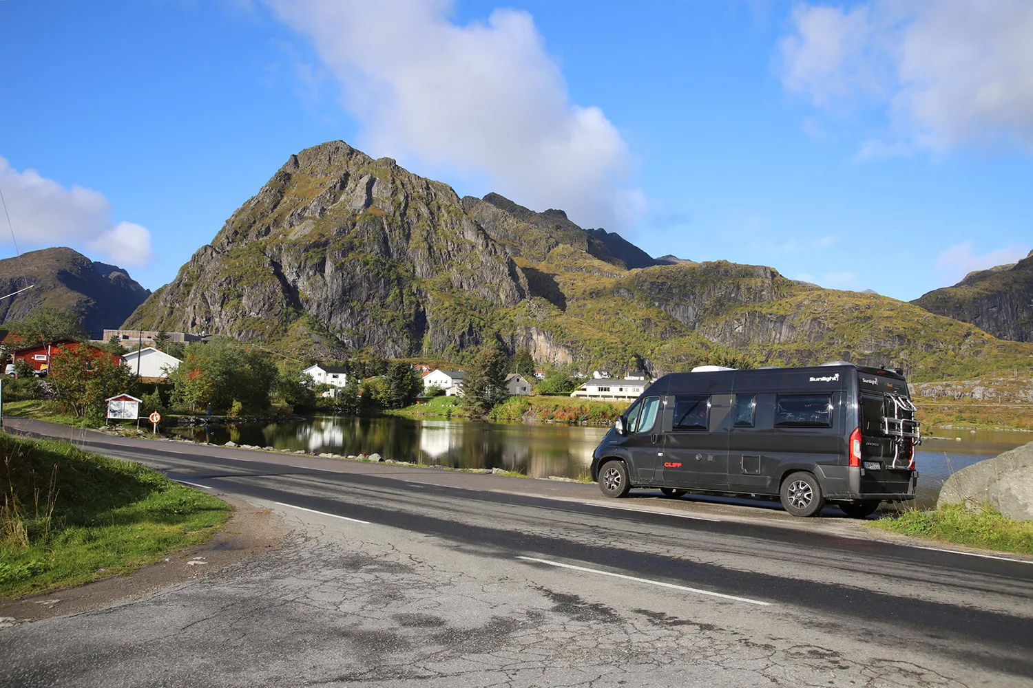 Für eine kleine Pause findest du auch auf der Inselkette Lofoten immer ein Plätzchen für deinen Camper. Achte aber immer darauf,
keine Straßen oder Einfahrten zu blockieren.