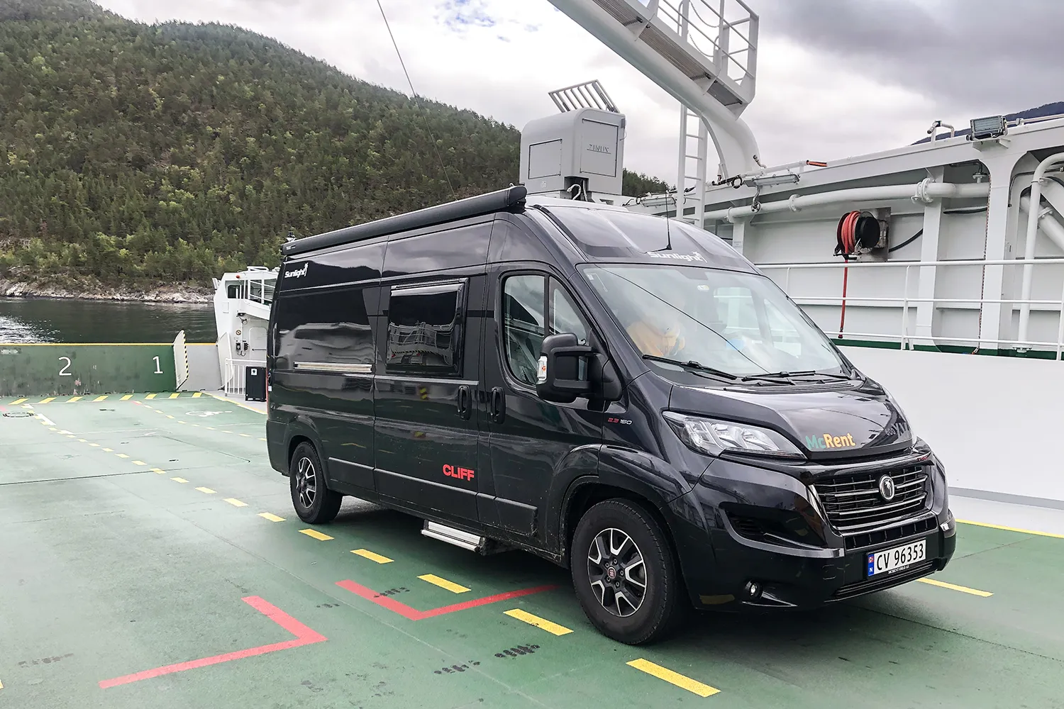 Die Fähre bringt dich und deinen Camper auf die andere Fjordseite.