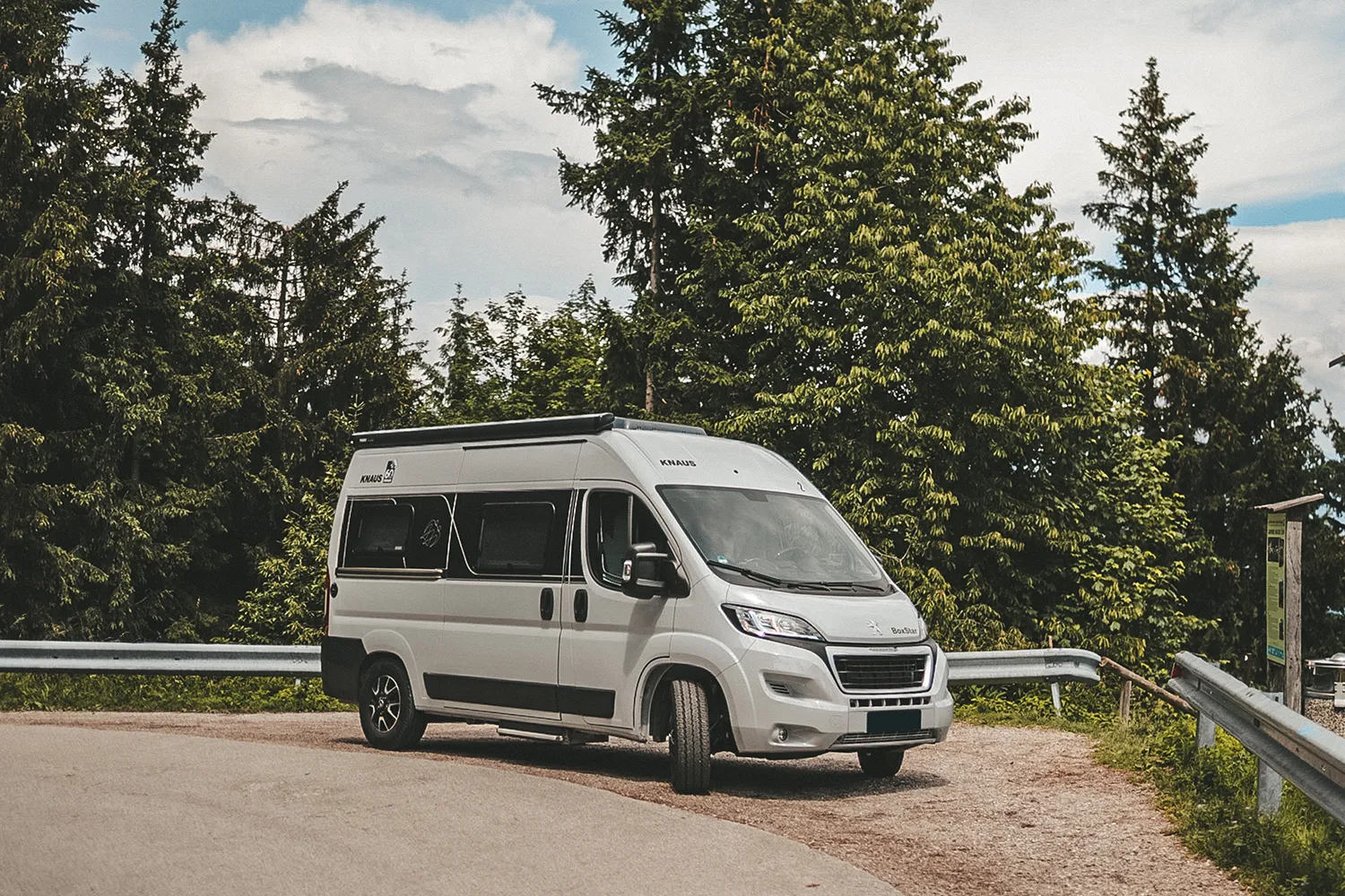Camper Info: So kannst du dir einen Kastenwagen vorstellen. Es gibt verschiedene Modelle, ein kleines Bad und eine Camping-Küche sind i.d.R. an Bord.