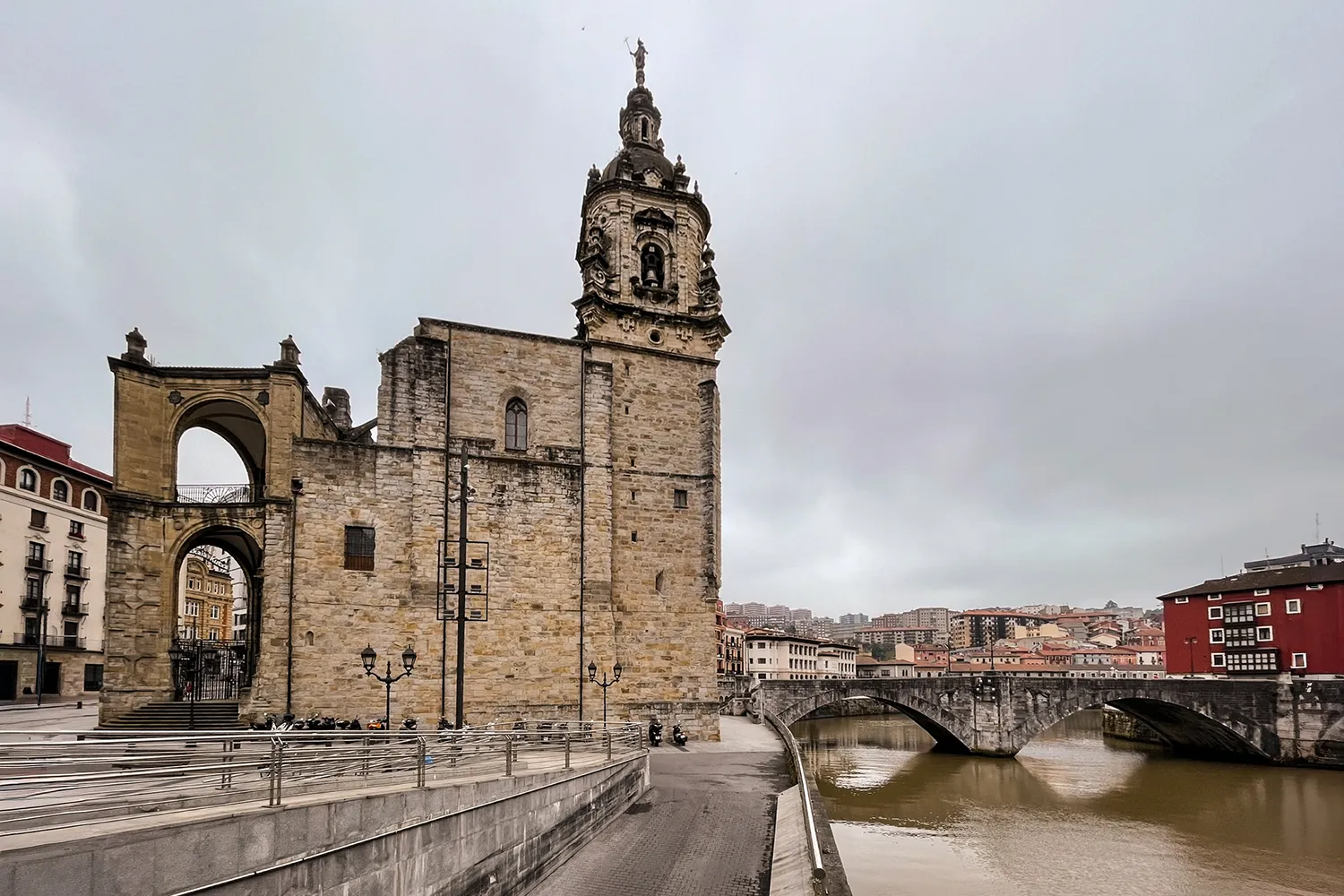 Casco Viejo,Antxon Deunaren Eliza – Kirche von San Antón; Bilbao Städtetrip: Mein Reiseguide mit Sehenswürdigkeiten, Fotospots & Tipps; Foto (c) Marielle Janotta - My Travel Island