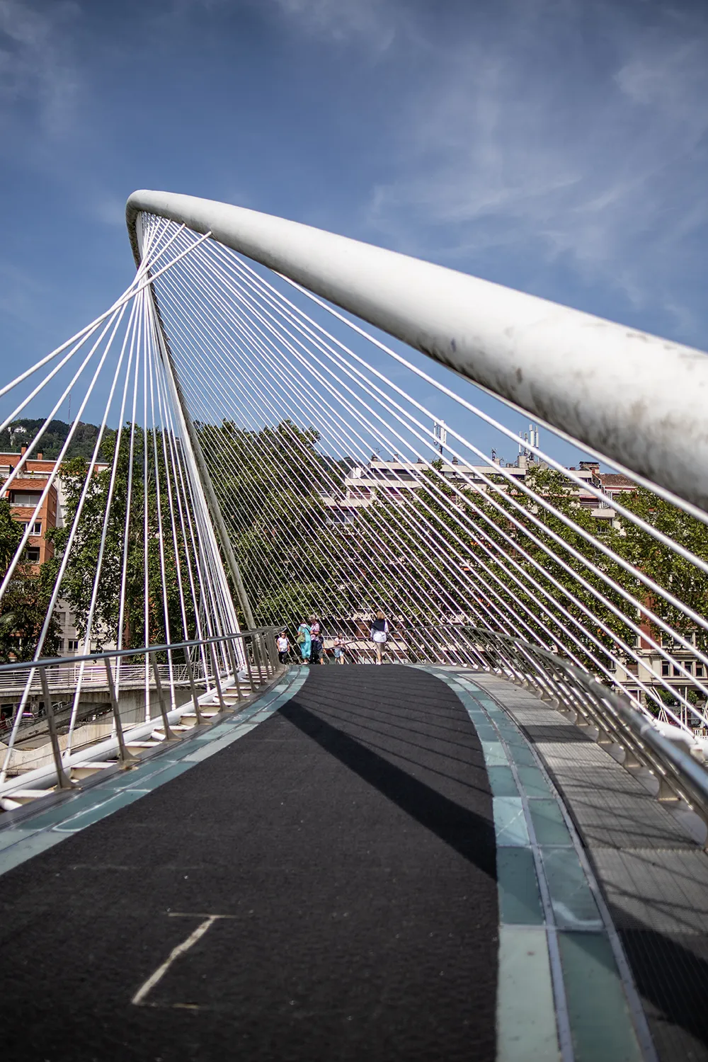 Zubizuri Fußgängerbrücke; Bilbao Städtetrip: Mein Reiseguide mit Sehenswürdigkeiten, Fotospots & Tipps; Foto (c) Marielle Janotta - My Travel Island