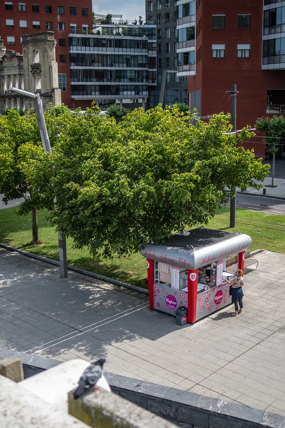 Eis-Stand Helados Artesanos Capra an der Zubizuri Fußgängerbrücke; Bilbao Städtetrip: Mein Reiseguide mit Sehenswürdigkeiten, Fotospots & Tipps; Foto (c) Marielle Janotta - My Travel Island