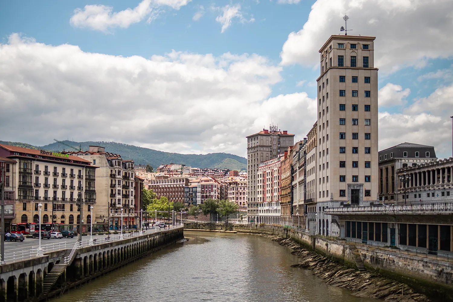 Blick auf den Fluss Nervión; Bilbao Städtetrip: Mein Reiseguide mit Sehenswürdigkeiten, Fotospots & Tipps; Foto (c) Marielle Janotta - My Travel Island