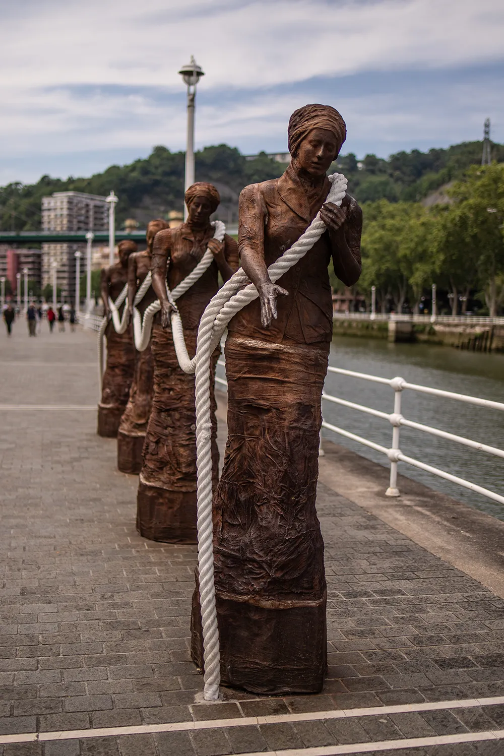 Spaziergang am Fluss Nervión, Xirgeras von der Künstlerin Dora Salazar; Bilbao Städtetrip: Mein Reiseguide mit Sehenswürdigkeiten, Fotospots & Tipps; Foto (c) Marielle Janotta - My Travel Island